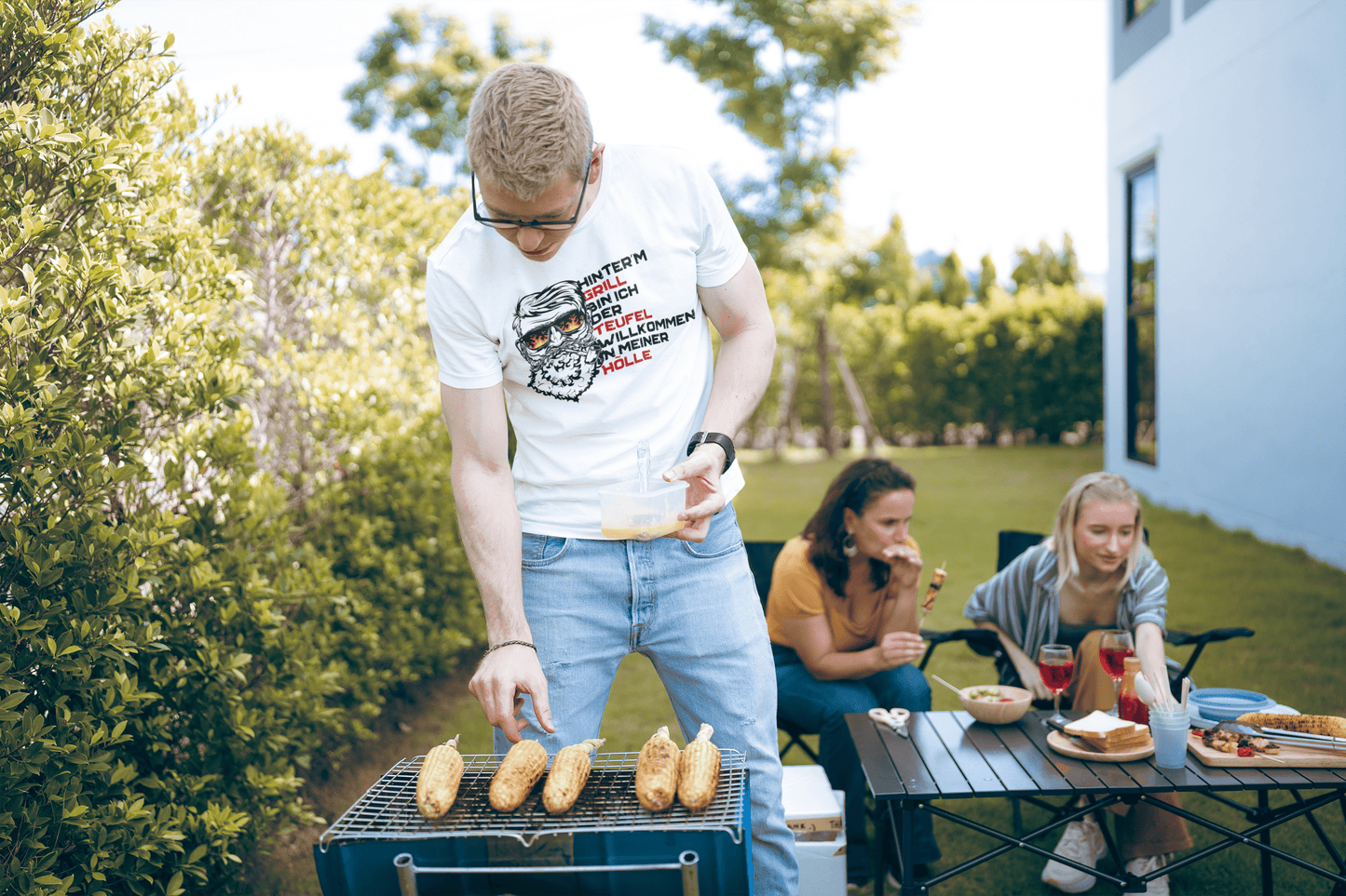 T-SHIRT -  HINTER DEM GRILL